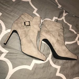 High heel- ankle high